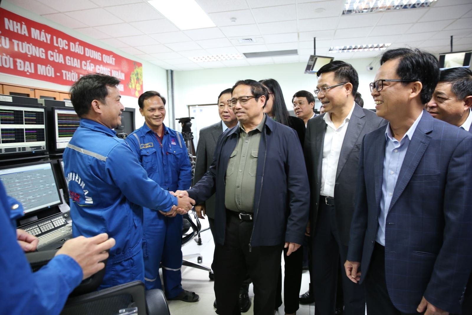 Thủ tướng Phạm Minh Chính thăm cán bộ, nhân viên  Nhà máy lọc dầu Dung Quất ngày 01/01/2023