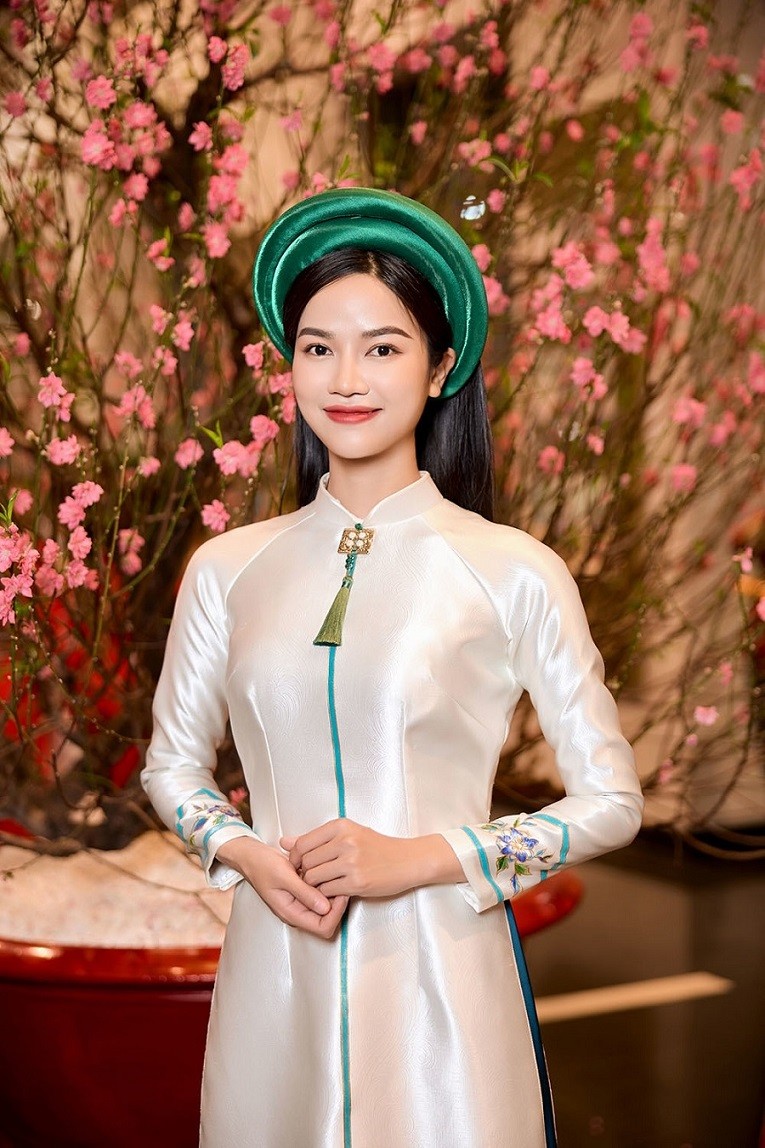 Ghi hình chương trình Tết 2024: Dàn nữ diễn viên truyền hình chọn áo dài sắc Xuân do Hoa hậu Ngọc Hân thiết kết
