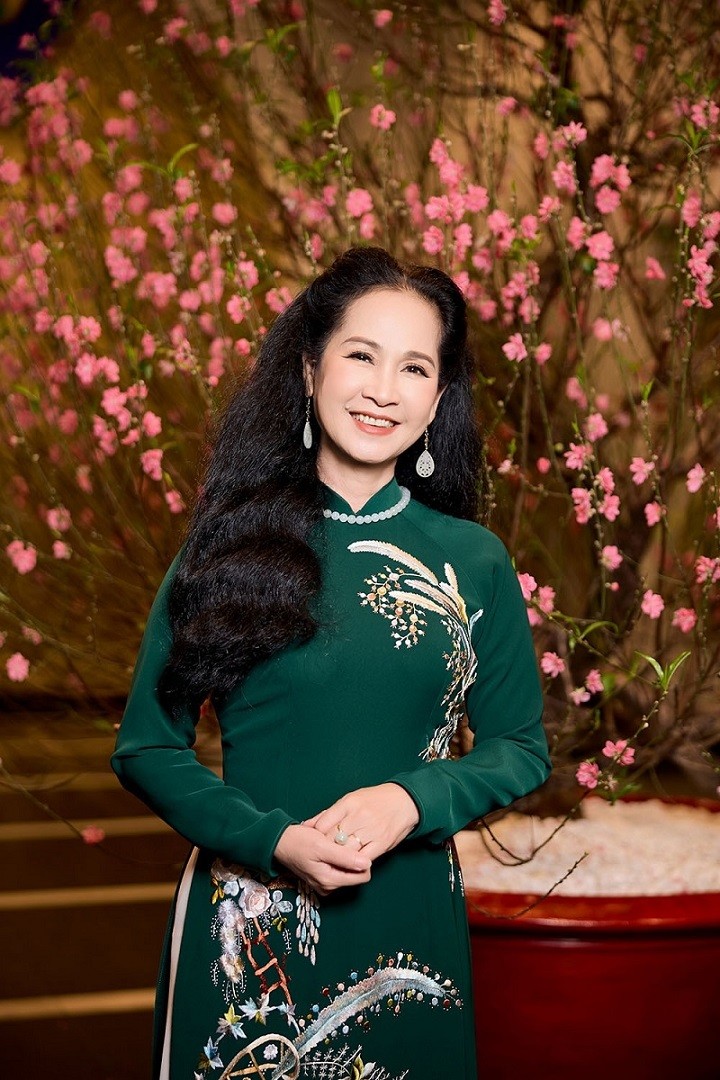 Ghi hình chương trình Tết 2024: Dàn nữ diễn viên truyền hình chọn áo dài sắc Xuân do Hoa hậu Ngọc Hân thiết kết