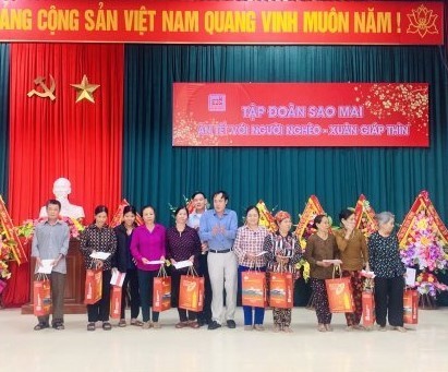 Sao Mai trao quà cho các gia đình có hoàn cảnh khó khăn tại xã Xuân Thịnh,  huyện Triệu Sơn