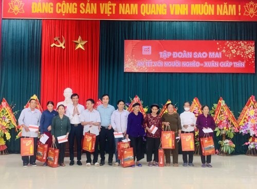 Mỗi phần quà là thông điệp yêu thương Sao Mai gửi tới người dân