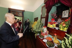 Tổng Bí thư Nguyễn Phú Trọng dâng hương tưởng niệm Chủ tịch Hồ Chí Minh nhân dịp Tết Giáp Thìn 2024