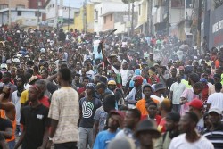 Bất ổn leo thang, hàng nghìn người Haiti biểu tình yêu cầu Thủ tướng Henry ra đi vô điều kiện