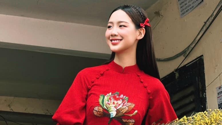 Hoa hậu Bảo Ngọc duyên dáng trong tà áo dài đón Xuân