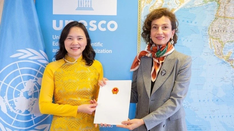 Đại sứ Nguyễn Thị Vân Anh trình Thư ủy nhiệm lên Tổng giám đốc UNESCO