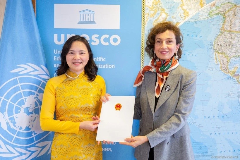 Đại sứ, Đại diện Thường trực Việt Nam bên cạnh UNESCO Nguyễn Thị Vân Anh (trái) trình Thư Ủy nhiệm của Chủ tịch nước lên Tổng Giám đốc UNESCO Audrey Azoulay. (Nguồn: TTXVN)