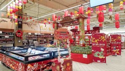Gian hàng sản phẩm Việt Nam nổi bật giữa siêu thị ở Pháp