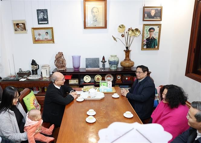 Thủ tướng Phạm Minh Chính thăm, chúc Tết gia đình cố Thủ tướng Phạm Văn Đồng. (Nguồn: TTXVN)