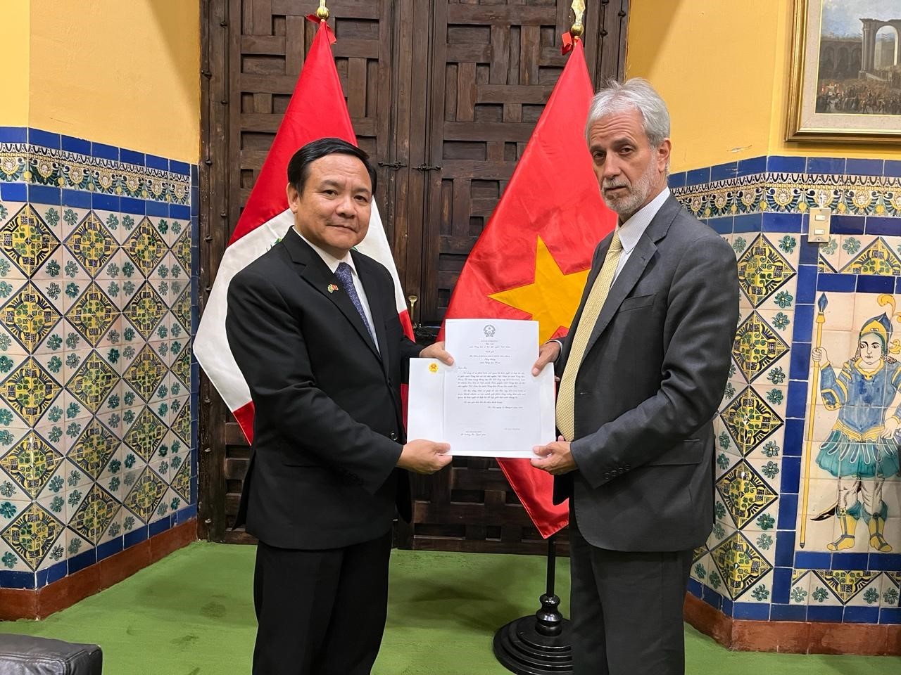 Đại sứ Bùi Văn Nghị trình Thư uỷ nhiệm tới Cục trưởng Cục Lễ tân Bộ Ngoại giao Peru