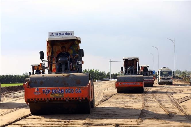 Trong dịp Tết Giáp Thìn, trên công trường cao tốc Quảng Ngãi - Hoài Nhơn, Tập đoàn Đèo Cả sẽ tổ chức 14 mũi thi công với gần 300 nhân sự cùng 168 đầu máy thiết bị.