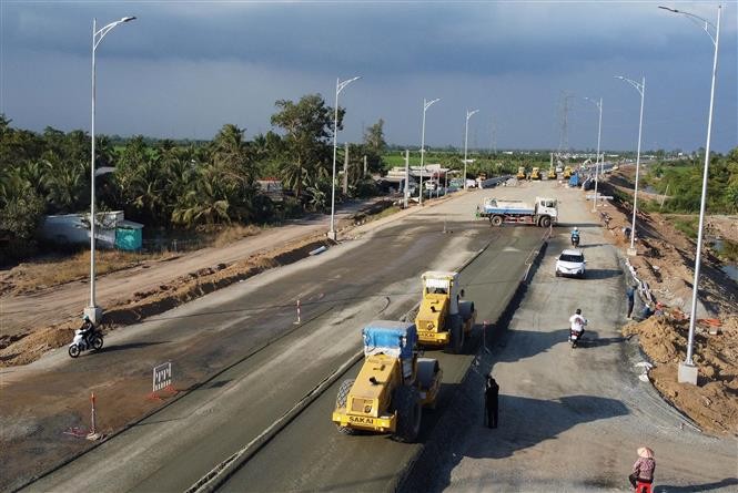 Hàng loạt dự án giao thông không ngơi tiếng máy trên công trường.