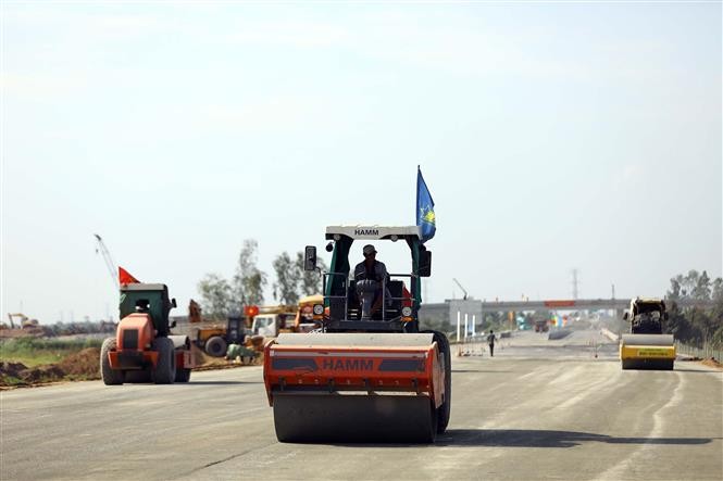 Công trường cao tốc Bắc - Nam đoạn Cam Lâm - Vĩnh Hảo càng thêm hối hả chạy nước rút các hạng mục cuối. Ảnh: Huy Hùng – TTXVN