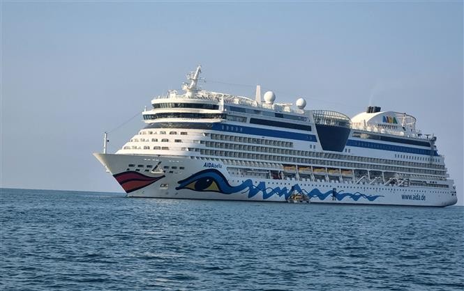 Tàu du lịch Aida Bella đưa du khách tham quan đảo ngọc Phú Quốc (Kiên Giang). Ảnh: TTXVN phát