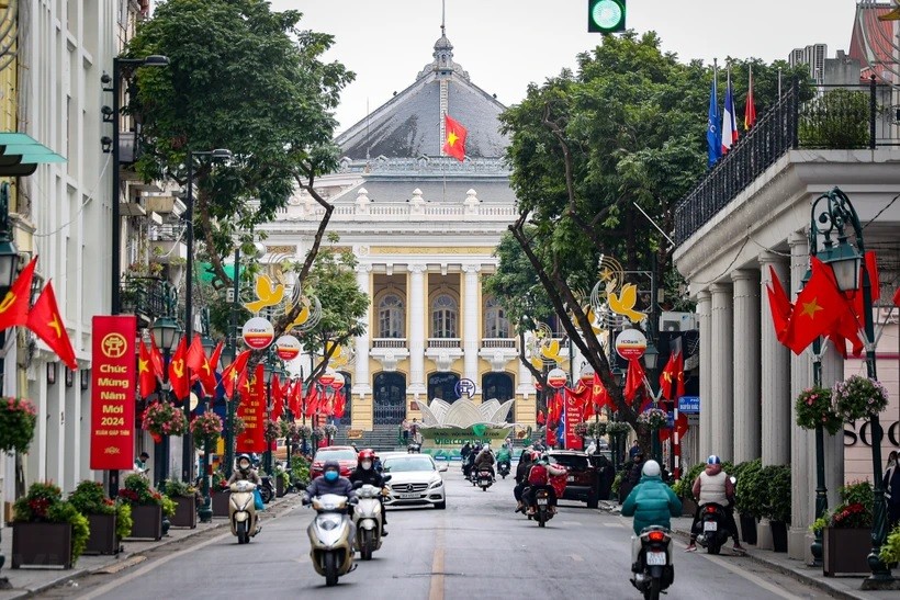 Hôm nay là 30 Tết, ngày cuối cùng của năm Quý Mão, đường phố Hà Nội bỗng trở nên tĩnh lặng, nhẹ nhàng trong thời khắc chuyển giao năm mới và năm cũ. (Ảnh: Minh Hiếu/Vietnam+)