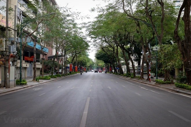 Ghi nhận tại thời điểm từ sáng, nhiều tuyến phố lớn nhỏ của Thủ đô đã trở nên vắng vẻ, chìm trong tĩnh mặc. (Ảnh: Minh Hiếu/Vietnam+)