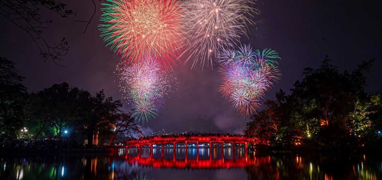 Đồng hồ điểm đúng 0h ngày mùng 1 Tết Âm lịch (tức ngày 10/2), pháo hoa tầm cao bắn rợp trời tại hồ Hoàn Kiếm, Hà Nội. (Ảnh: Thành Đông)