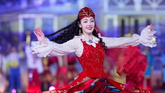 Địch Lệ Nhiệt Ba thể hiện tài năng nhảy vũ điệu Tân Cương mừng Xuân mới