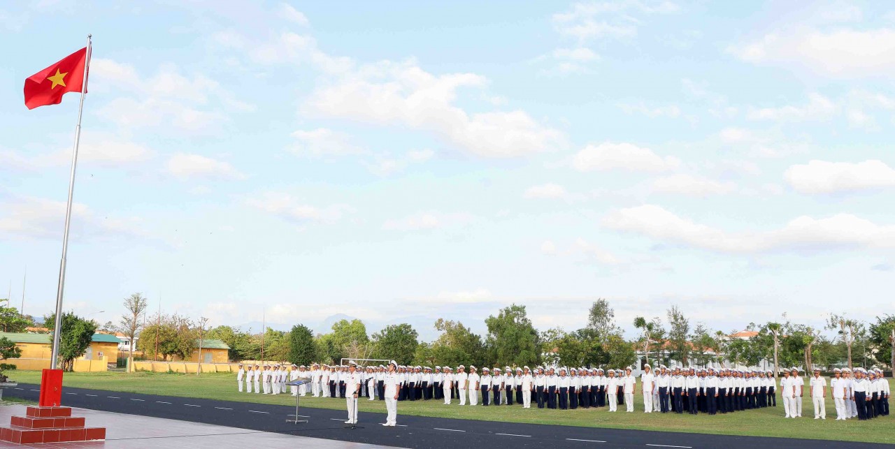 Lữ đoàn 101, Vùng 4 Hải quân tổ chức Lễ chào cờ đầu năm mới Giáp Thìn 2024 đầy thiêng liêng và xúc động do đồng chí Đại tá Bùi Quang Thuyên, Lữ đoàn trưởng chủ trì.