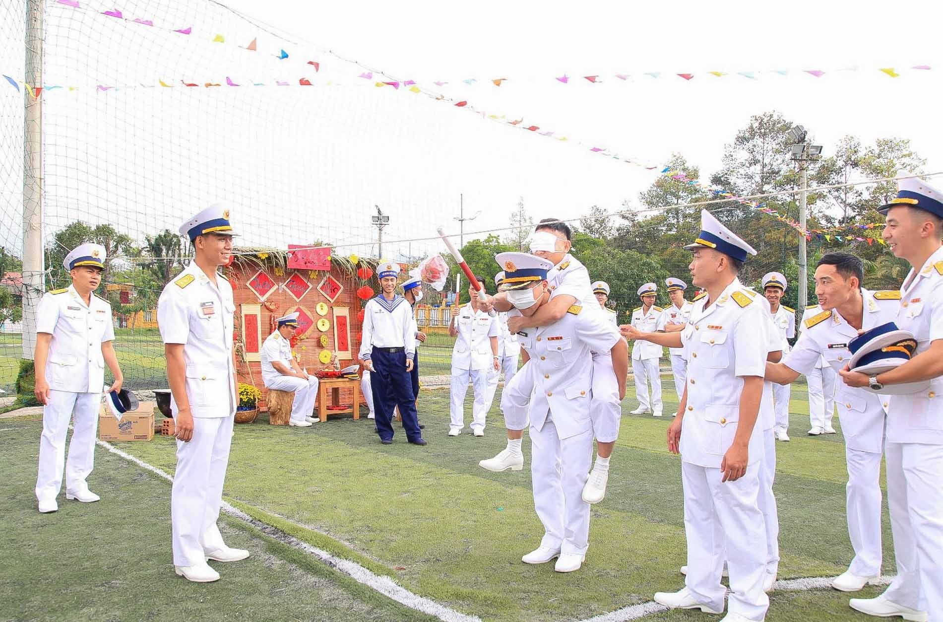 Các chiến sĩ hải quân chào cờ đầu năm, đua xuồng, nhảy bao bố… đón Xuân Giáp Thìn