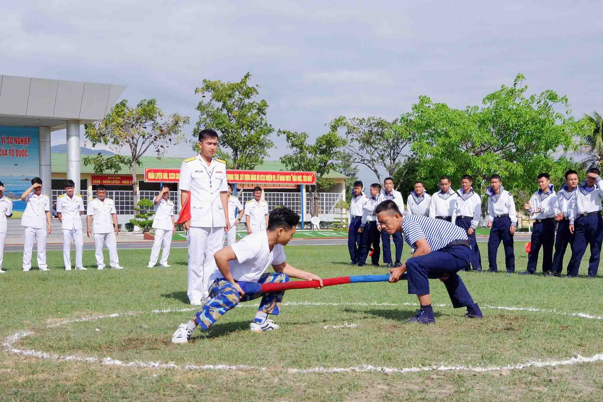 Cán bộ, chiến sĩ Lữ đoàn thi đẩy gậy