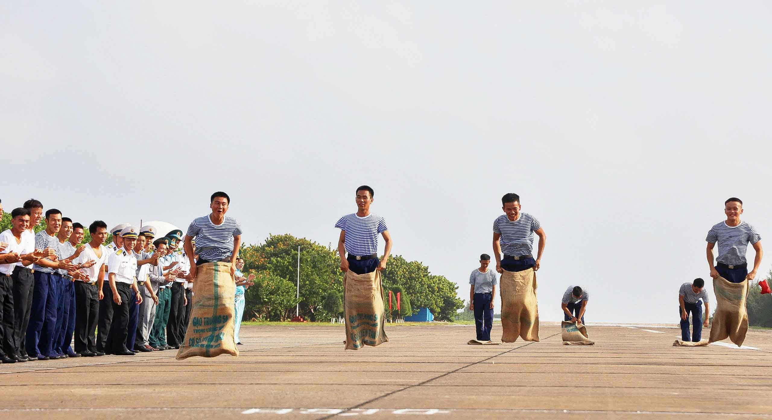 Cán bộ, chiến sĩ đảo Trường Sa chơi trò nhảy bao bố