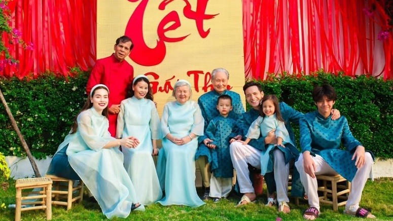 Gia đình Hồ Ngọc Hà chọn áo dài tông xanh mừng Tết Giáp Thìn 2024