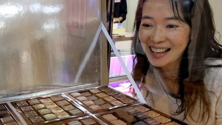 Ngày càng nhiều phụ nữ Nhật Bản muốn mua chocolate tự tặng cho mình dịp Valentine