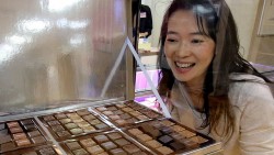 Ngày càng nhiều phụ nữ Nhật Bản muốn mua chocolate tự tặng cho mình dịp Valentine