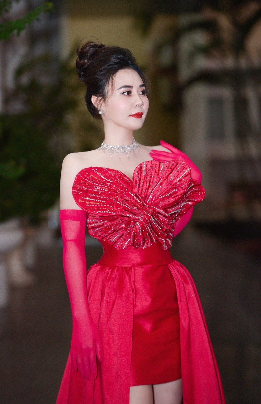 Hoa hậu Phan Kim Oanh rạng ngời trong sắc Xuân Giáp Thìn 2024