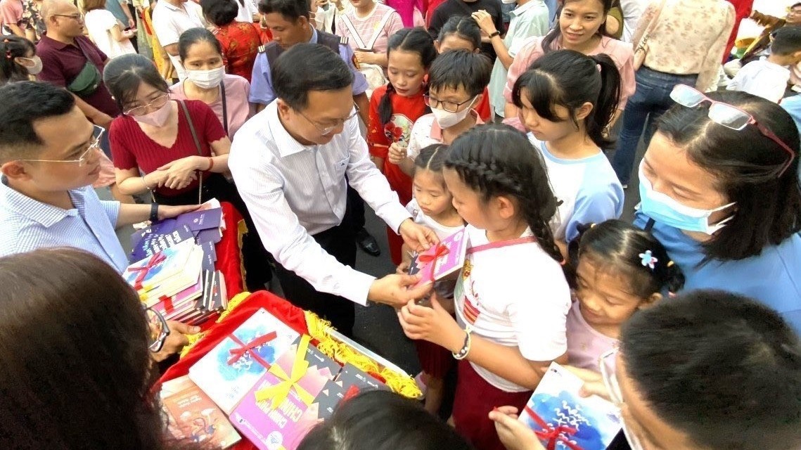TP. Hồ Chí Minh 'lì xì' hơn 16.000 cuốn sách đến bạn đọc trong Lễ hội Đường sách Tết