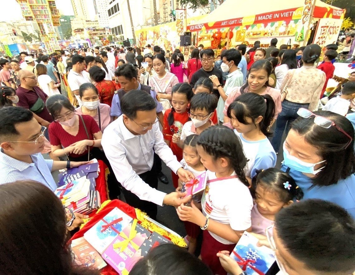 TP. Hồ Chí Minh 'lì xì' hơn 16.000 cuốn sách đến bạn đọc trong Lễ hội Đường sách Tết