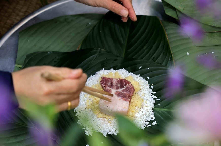 One layer of glutinous rice, one layer of mung beans, and a filling of pork shoulder are the basic ingredients for making square glutinous rice cakes. (Photo: VNA)