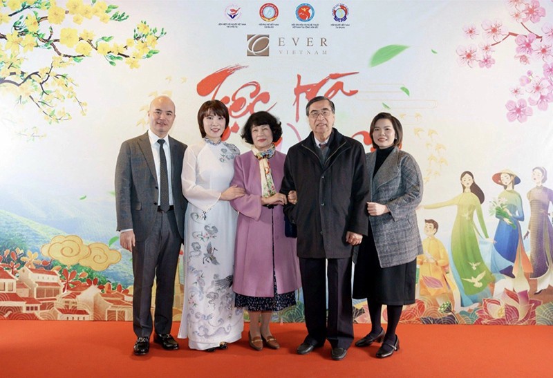 Ban Lãnh đạo EVER Việt Nam cùng nguyên Thứ trưởng Bộ Ngoại giao Nguyễn Phú Bình và phu nhân chụp ảnh lưu niệm.