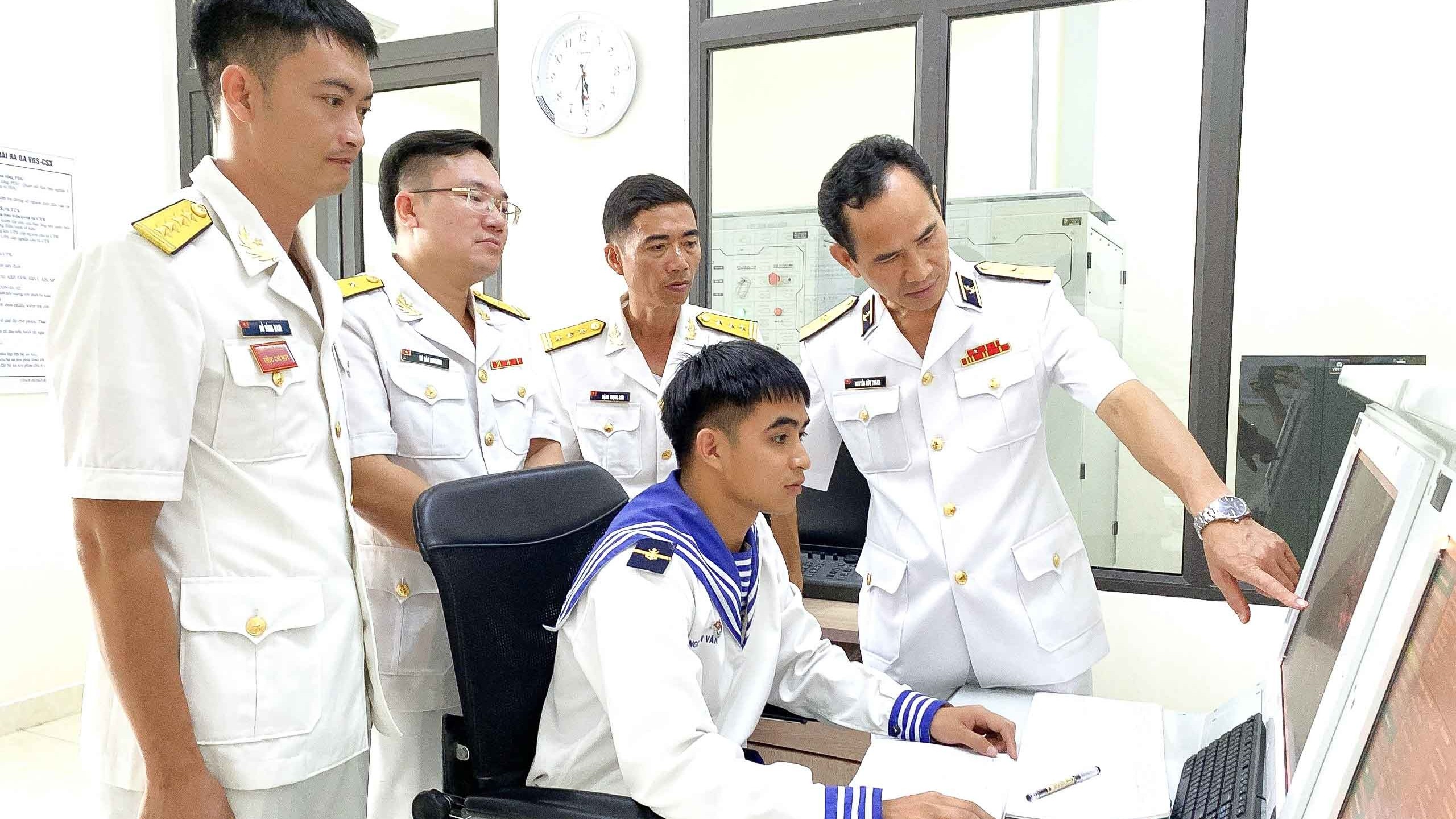 Chính ủy Vùng 5 Hải quân thăm, chúc Tết các đơn vị