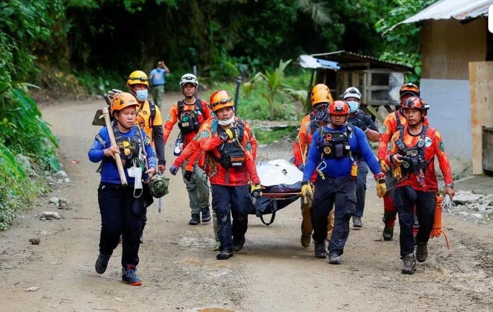 Lở đất tại Philippines số nạn nhân thiệt mạng tiếp tục gia tăng. Hình ảnh đội cứu hộ đưa nạn nhân tử nạn và tiếp tục tìm kiếm tại tìm kiếm và cứu hộ  diễn ra tại làng Masara, Maco, Davao de Oro, Philippines, ngày 8//2/2024