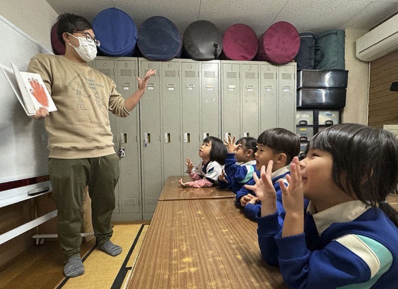 Trường mẫu giáo tại Nhật Bản nỗ lực hỗ trợ trẻ em Việt Nam hòa nhập. HÌnh ảnh giáo viên mầm non Osaka ở Nhật Bản, nỗ lực hỗ trợ trẻ em Việt Nam hòa nhập cùng trẻ em Nhật Bản. (Nguồn: mainichi)