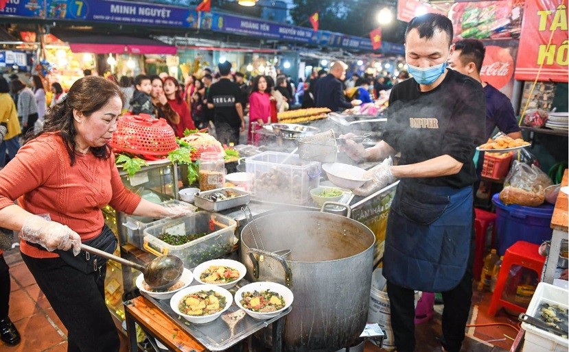 Ngán bánh chưng, giò chả, dân Hà Nội đổ xô đi ăn bún ốc, bánh tôm Hồ Tây