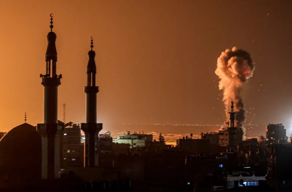 Khói bốc lên trong một cuộc oanh tạc của Israel ở Rafah, Gaza. Thủ tướng Israel Benjamin Netanyahu xác nhận rằng Lực lượng phòng vệ nước này đã được chỉ thị bắt đầu các hoạt động ở thành phố phía Nam Gaza, nơi dân số đã tăng lên do hàng trăm nghìn người p