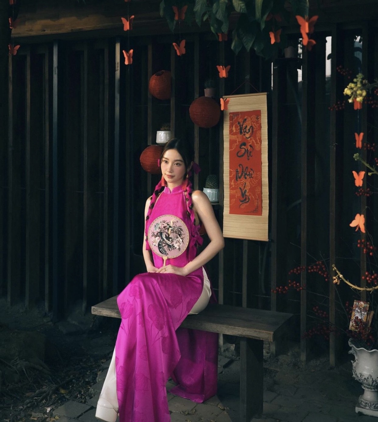 Nữ diễn viên Jun Vu chọn áo dài cổ yếm màu hồng nổi bật. Kiểu trang điểm đồng điệu với trang phục và tóc tết 2 bên giúp cô trông điệu đà, nữ tính hơn.