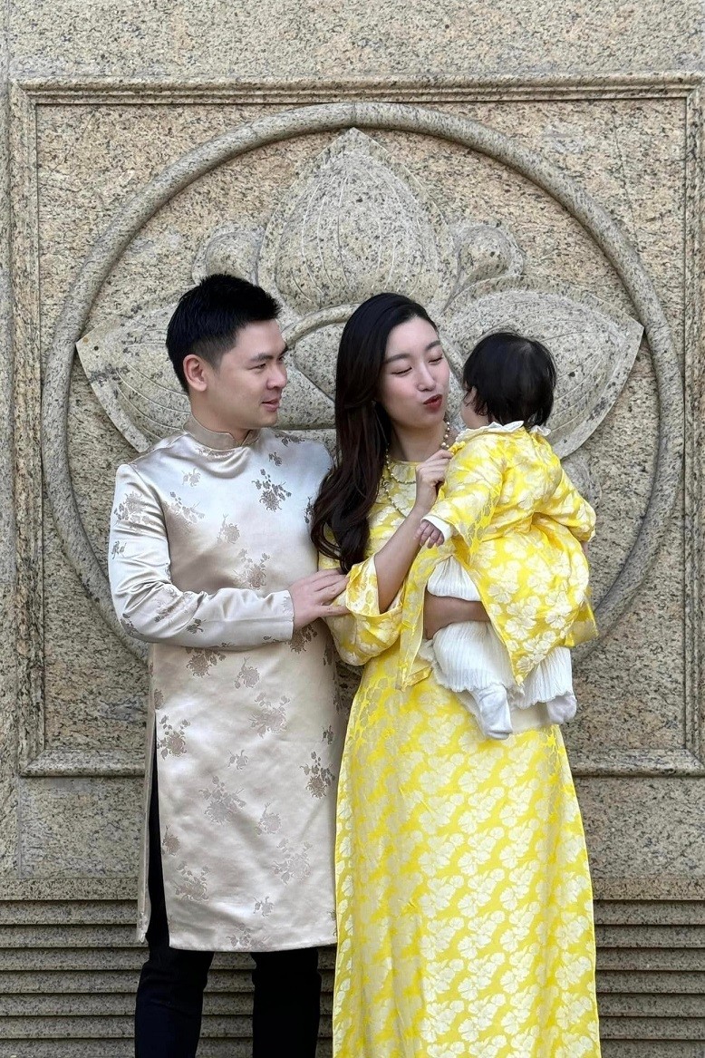 Đỗ Mỹ Linh đăng ảnh mặc áo dài truyền thống cùng chồng dịp Tết Giáp Thìn. Hoa hậu Việt Nam 2016 hiếm đăng ảnh khoe mặt con, thỉnh thoảng khoe khoảnh khắc gia đình.