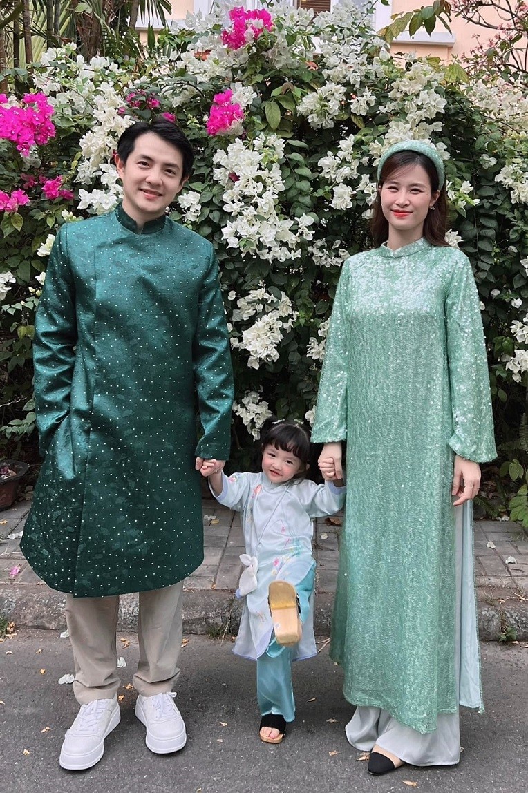 Vợ chồng Đông Nhi và ông Cao Thắng mặc ton-sur-ton dịp năm mới Giáp Thìn. Nữ ca sĩ và chồng, con gái đều chọn áo dài để du xuân.
