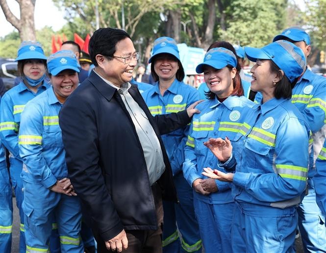 Thủ tướng Phạm Minh Chính thăm, chúc Tết công nhân vệ sinh môi trường đô thị thành phố Hà Nội. Ảnh: Dương Giang-TTXVN