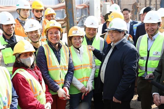 Thủ tướng Phạm Minh Chính chúc Tết người lao động đang thi công Dự án đầu tư xây dựng tuyến đường sắt đô thị Nhổn - ga Hà Nội. Ảnh: Dương Giang-TTXVN