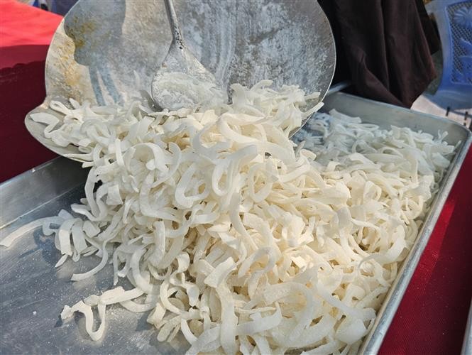 Candied coconut ribbons - An indispensable snack on Tet holiday Candied coconut ribbons - An indispensable snack on Tet holiday