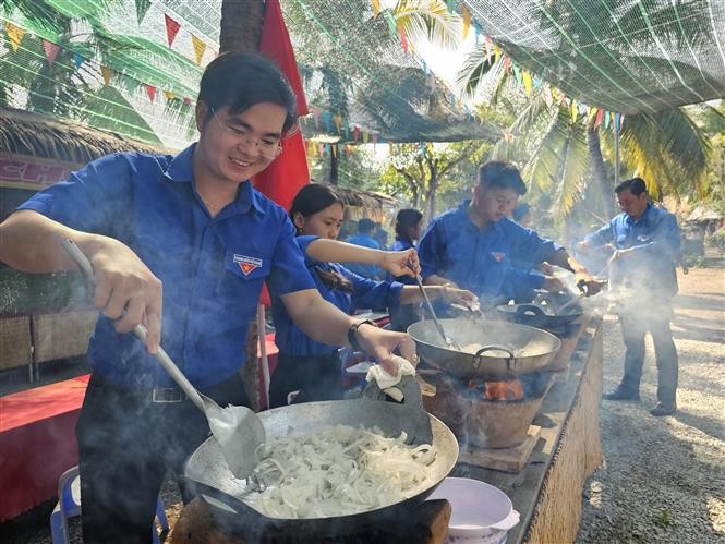 Candied coconut ribbons - An indispensable snack on Tet holiday