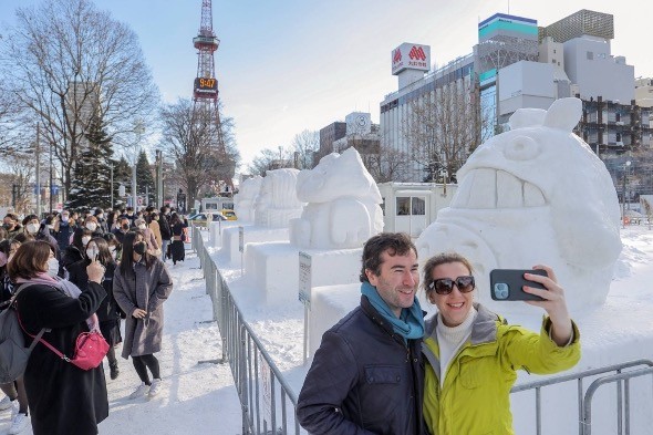 Du khách tham dự Lễ hội tuyết Sapporo vào ngày 4 tháng 2. (Nguồn: Japan Times)