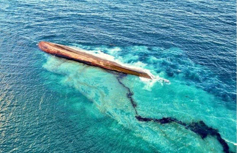 Con tàu bí ẩn bị lật úp ở Trinidad & Tobago, gây ra vụ tràn dầu lớn và tình trạng khẩn cấp quốc gia