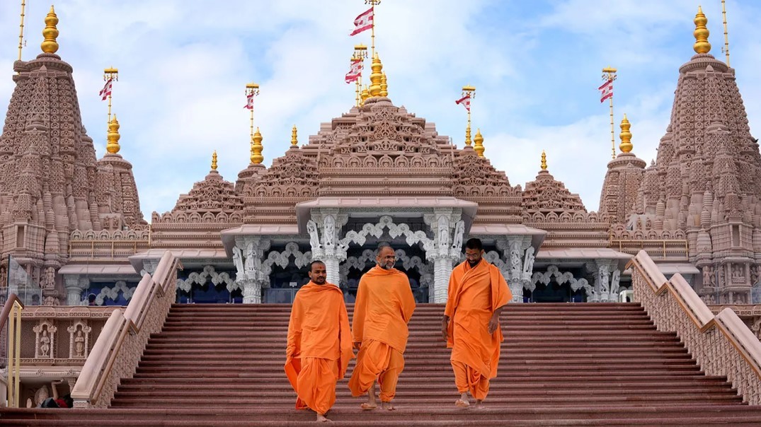 BAPS Hindu Mandir, ngôi đền Hindu xây bằng đá đầu tiên ở Trung Đông, chuẩn bị khai trương trong chuyến thăm của Thủ tướng Narendra Modi. (Nguồn: AP)