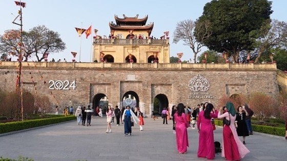 Hoàng thành Thăng Long thu hút du khách vào đầu Xuân Giáp Thìn