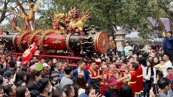 Người dân nô nức tham dự Lễ hội rước pháo Đồng Kỵ ngày mùng 4 Tết